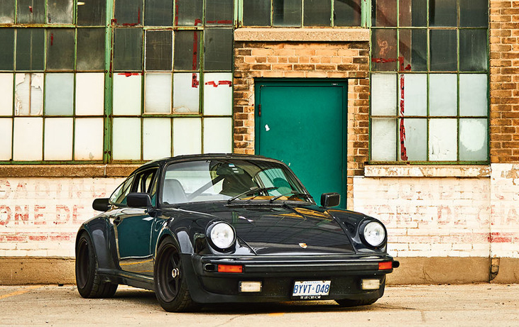 この画像には alt 属性が指定されておらず、ファイル名は 1975-Porsche-911-Turbo-1.jpg です