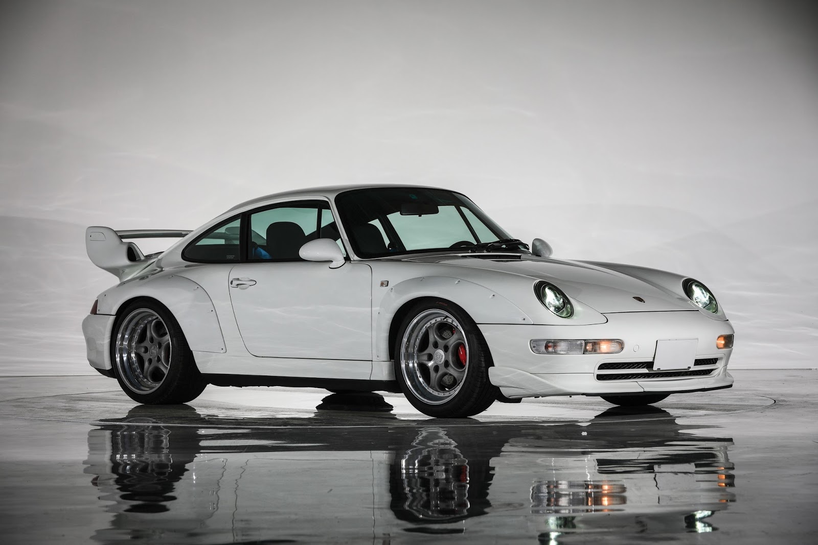 この画像には alt 属性が指定されておらず、ファイル名は Porsche-911-GT2-Auction-6.jpg です