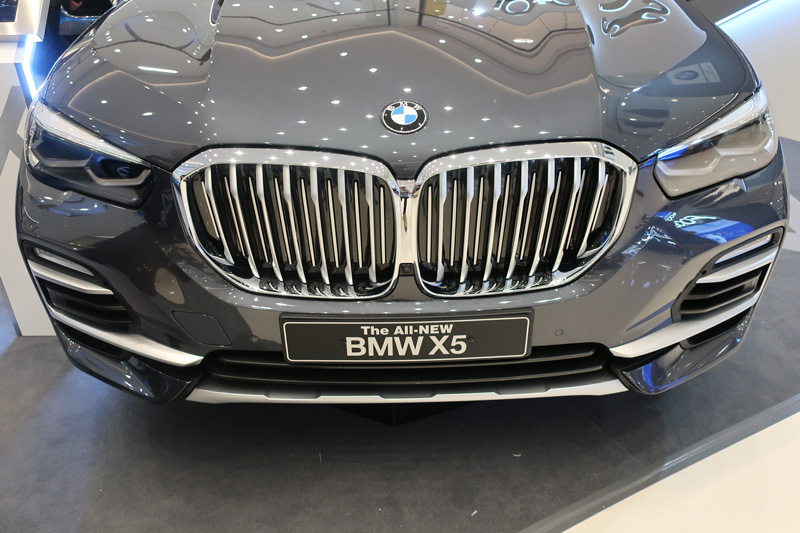 新型BMW X5を見てきた！キドニーグリルの巨大さに驚くも細部や全体的な高級感は大きく向上。一方でスポーティーさは影をひそめる - Life in  the FAST LANE.