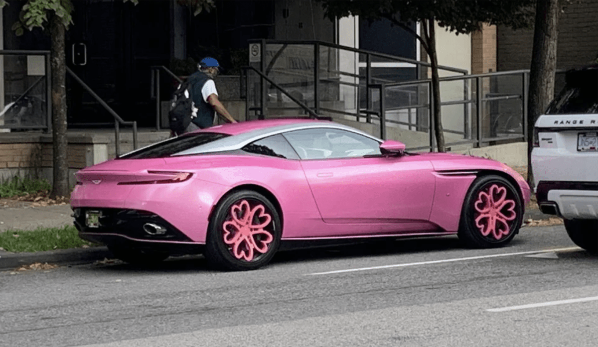 破壊力max 全身ピンク ホイールには ピンクのハート なアストンマーティンdb11が目撃される Life In The Fast Lane