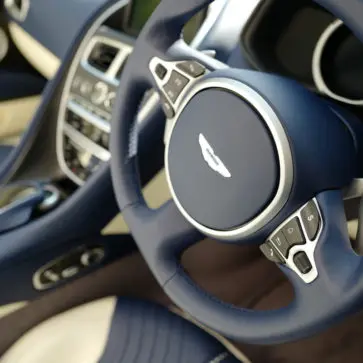 アストンマーティン DB11ヴォランテのステアリングホイール