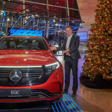 メルセデス・ベンツとBMWがお互いの車を本社に展示