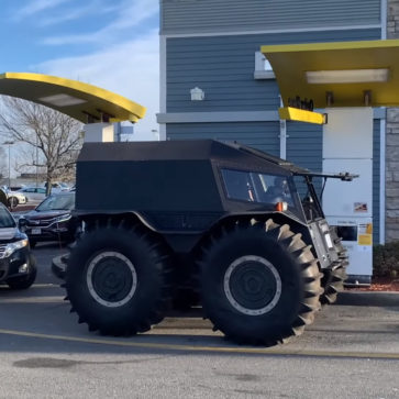 ロシアの「シャープ」にてマクドナルドのドライブスルーへ