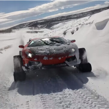 世界初！ランボルギーニ・アヴェンタドールにキャタピラーを装着して雪山を走る男