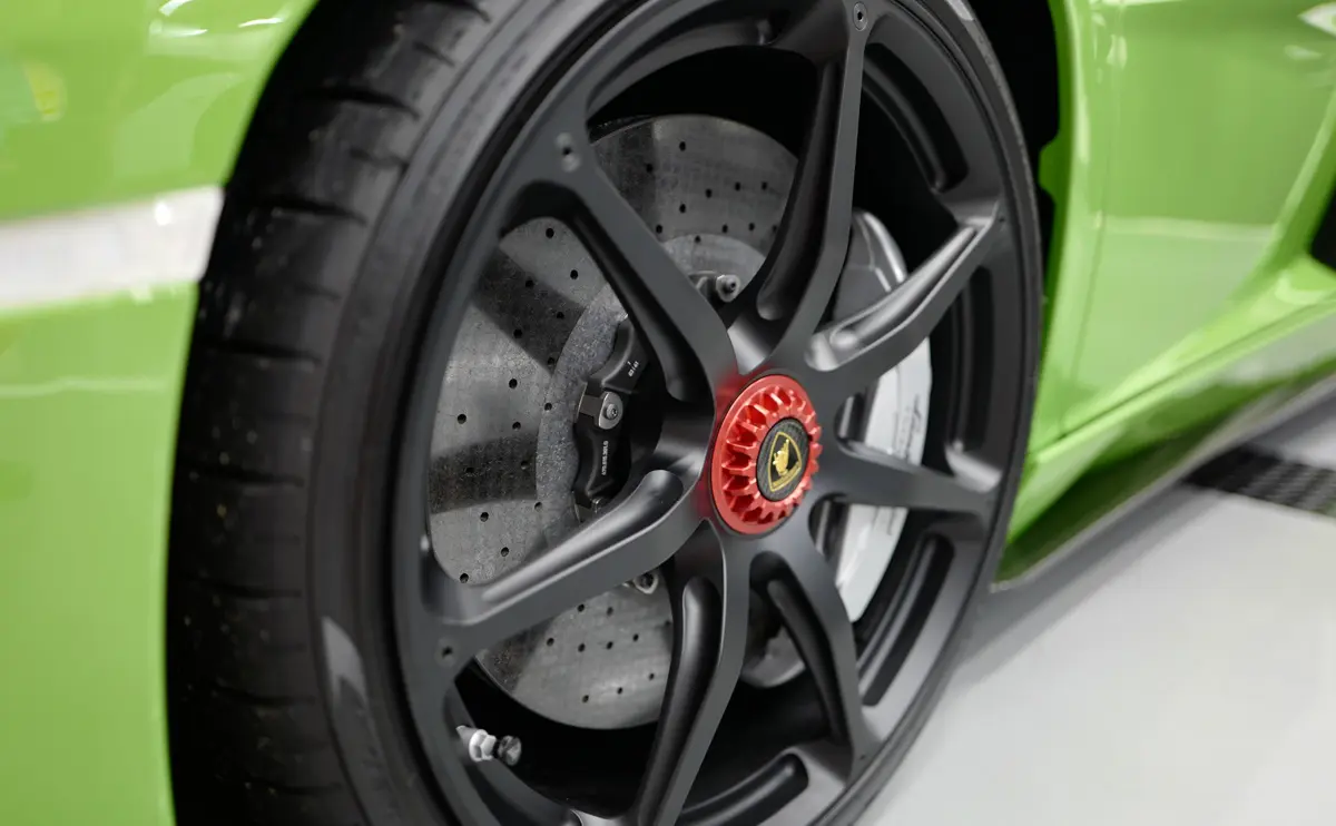 ランボルギーニ・アヴェンタドールのカーボンブレーキとセンターロックホイール