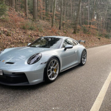 まさかのポルシェ公式！ランボルギーニのボディカラー「Azzuro Thetys Metallic」に塗装した新型911GT3