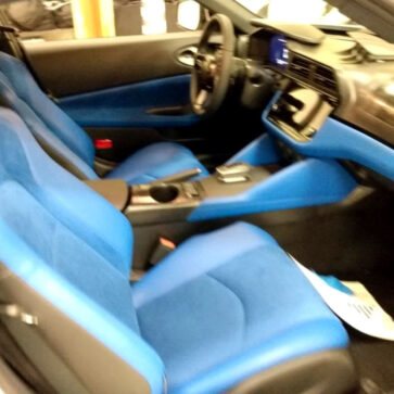 今度は新型フェアレディZの内装がリーク！初代（S30）Zにも設定されたブルーが復活