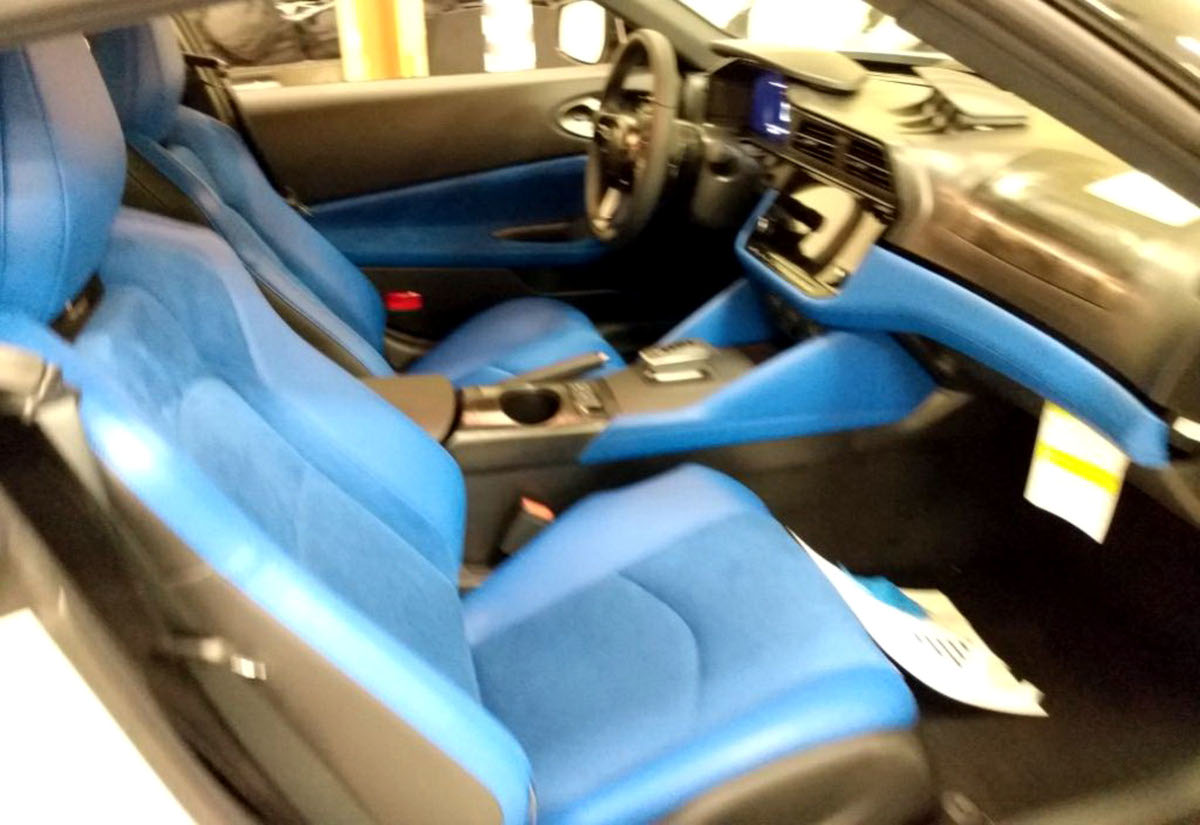 今度は新型フェアレディZの内装がリーク！初代（S30）Zにも設定されたブルーが復活