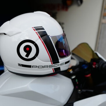 今日のホンダCBR250RR。ヘルメットにポルシェロゴ追加