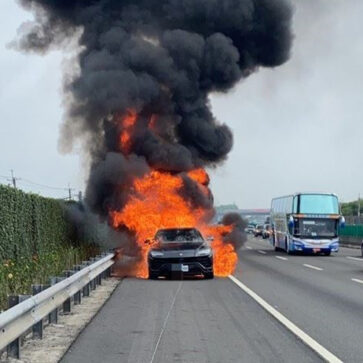 台湾にてランボルギーニ・ウルスが炎上。車両の電気系統に問題があったとされ、ものの数分で燃え尽きる