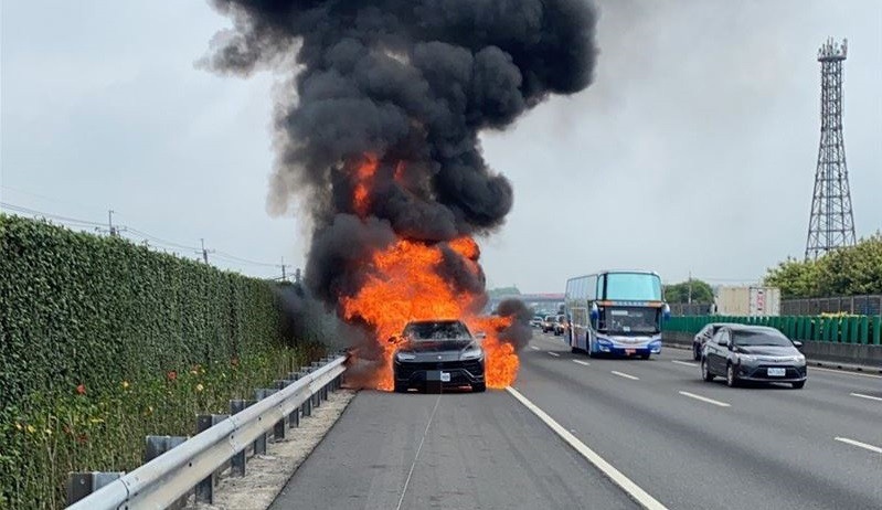 台湾にてランボルギーニ・ウルスが炎上。車両の電気系統に問題があったとされ、ものの数分で燃え尽きる