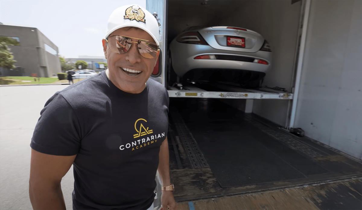 またメルセデス・ベンツSLRマクラーレン買ったのかこの人・・・。米富豪が「6台目の」SLR納車風景を公開