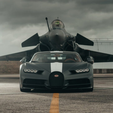 まるで映画のようだ！ブガッティ・シロンが5,727馬力のラファール戦闘機と加速競争を行なう