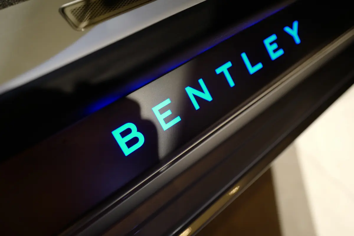 ベントレーのスカッフプレート（発光）