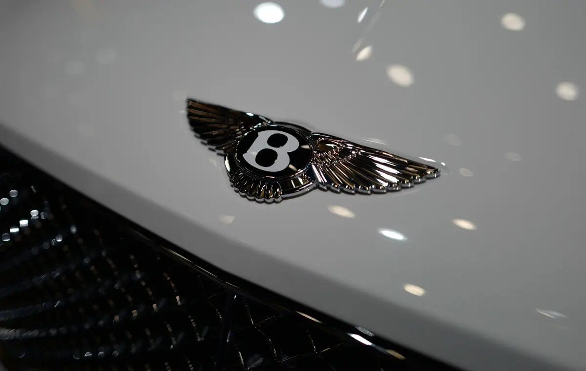 ベントレーのフロントフードとエンブレム