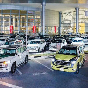 ドバイ警察が新型ランドクルーザーを一気に50台、パトカーとして購入し、納車が行われる