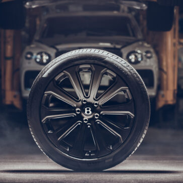 ベントレーが「自動車史上最大」のカーボンホイールを発表！ベンテイガ用22インチ、1本あたり6キロの軽量化が可能に