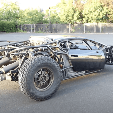 あのランボルギーニ・ウラカンを改造したジャンプ仕様スーパーオフローダーがついに完成したようだ