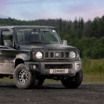 英国で販売が停止されていたスズキ・ジムニーが「2シーターの商用車」として復活