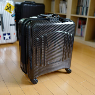 テクノモンスターのカーボン製スーツケース