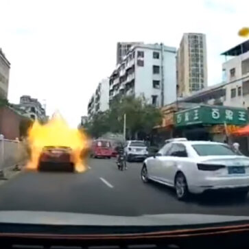 中国にて、走行中のトヨタ・カムリが突然大爆発