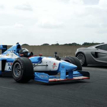 現代のスーパーカーはここまで性能が向上していた！V10時代のF1マシンとマクラーレン570Sとが加速・減速での対決を行い、驚くほど近い結果となる