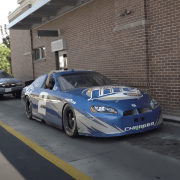 公道走行が違法なレーシングカー（NASCAR）でマクドナルドのドライブスルーに！レース用のクルマを街なかで走らせるとこんなに苦労する