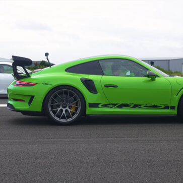 新型ポルシェ911GT3がドラッグレースで先代911GT3「RS」に挑む！その結果先代911GT3RSが勝利し、「RS」の偉大さを見せつける