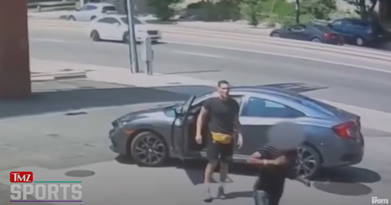 コンビニに駐車中の車を盗んだら、UFC格闘家のオーナーが出てきた！パンチと膝蹴りをくらってしまった車泥棒が一目散に逃げる