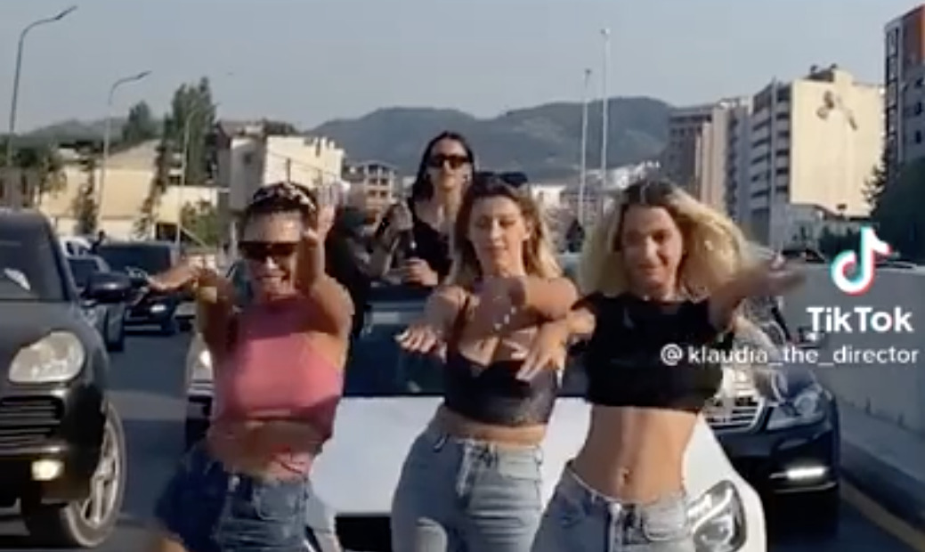 承認欲求もここまで来たか・・・。TokTok投稿のため公道にてクルマを停め、交通を遮断して路上で踊りだす女性たち