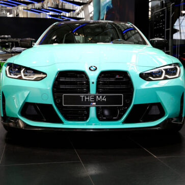 そのボディカラーは「ミントグリーン」！カスタムカラーそしてオプション満載のBMW M4が公開。OPだけでいくらかかってるんだろうな・・・