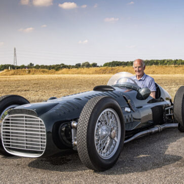 1962年にはF1のタイトルを獲得したこともある英国BRM。規定の変更で1年しか走れなかった「V16エンジン搭載、1950年代のF1マシン」を復刻する。なお591馬力のモンスター
