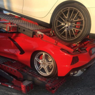 これは災難！積車の下段に載せられたコルベットに「上段のパレット」が落ちてきて押しつぶされる・・・