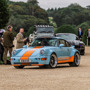 ポルシェ911のレストモッドがガルフカラーとともに登場！500馬力、カーボンボディを身にまとい0−100km/h加速は4秒以下、航続距離は289km