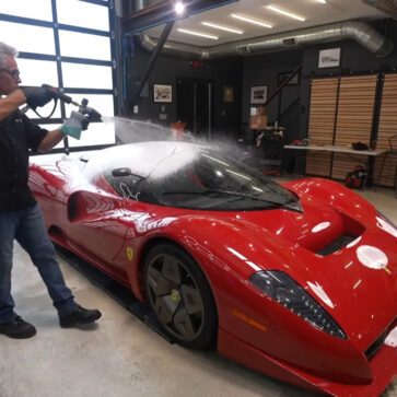 世界に一台！希少なフェラーリP4/5に容赦なく水や泡をぶっかけて洗車。見ているこちらのほうがハラハラする