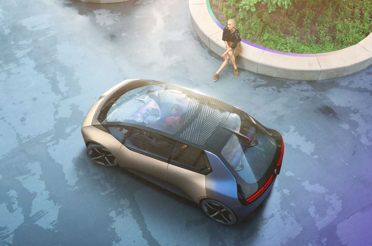 BMWが2040年のコンパクトEV、「i ヴィジョン サーキュラー コンセプト」を発表。今から20年後の自動車がどうなるのかはまったく想像できないな・・・