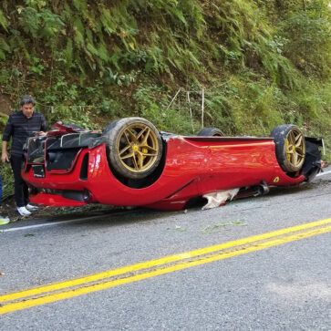 超希少なフェラーリ488ピスタ・スパイダーが横転する事故！カーブ連続区間にてコブに乗り上げてコントロールを失った模様
