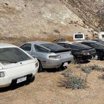 カリフォルニアの荒野に放置される13台のポルシェ928が発見される！ただし私有地に保管されており動かすことができず、「朽ち果てるのをただ見守る」しかできないようだ