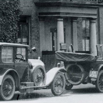 ベントレーが「最初の1台を納車してちょうど100年が経過した」と発表。なお、当時すでにオートカーが存在し、該当のクルマが記事となったもよう
