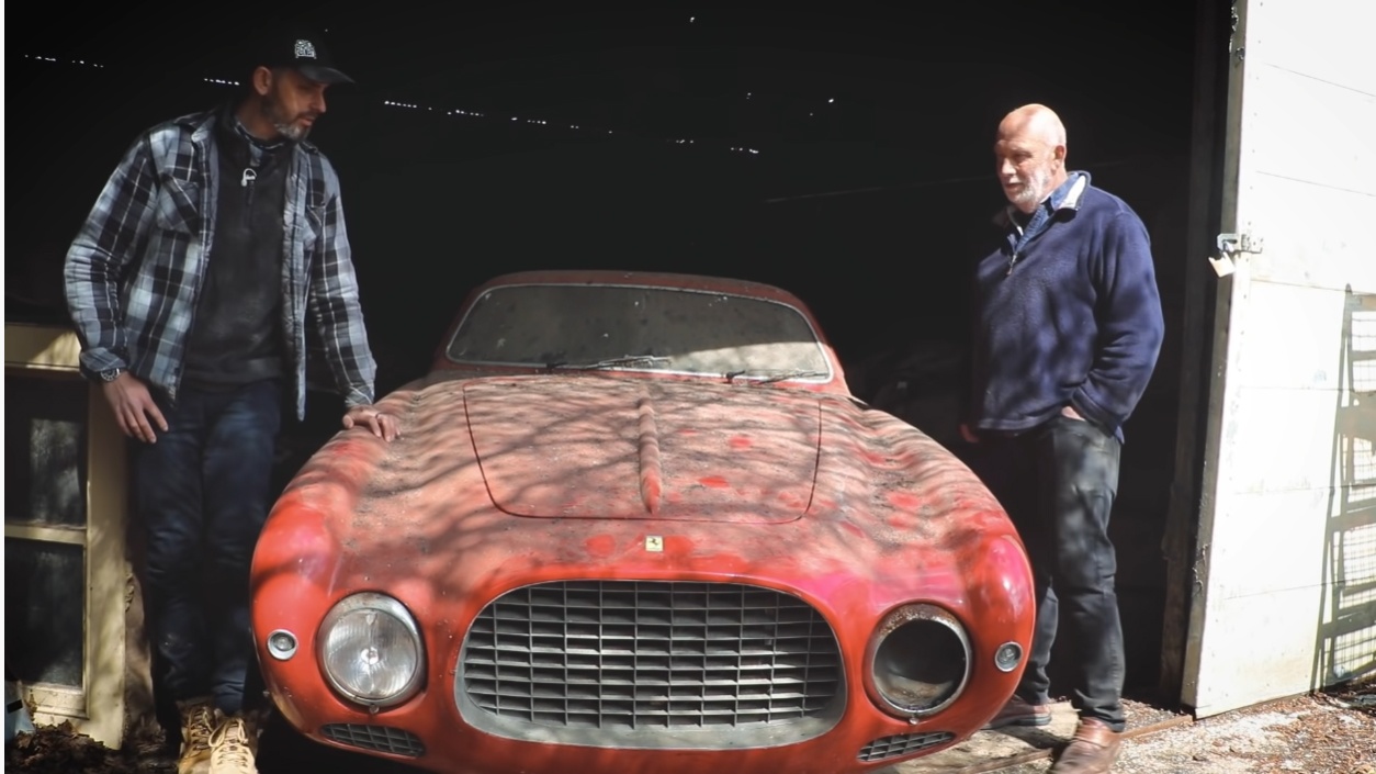 【動画】英国の納屋から謎のフェラーリ166MMが出てきた！1950年に製造され、1965年にアメリカに渡るも16年間行方不明に。そして今、父親の飛行機格納庫に埃をかぶって修復を待つ