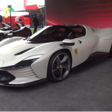 【動画】フェラーリのイベントにて展示されたホワイトの「デイトナSP3」！ドア開閉スイッチはあんなところにあった