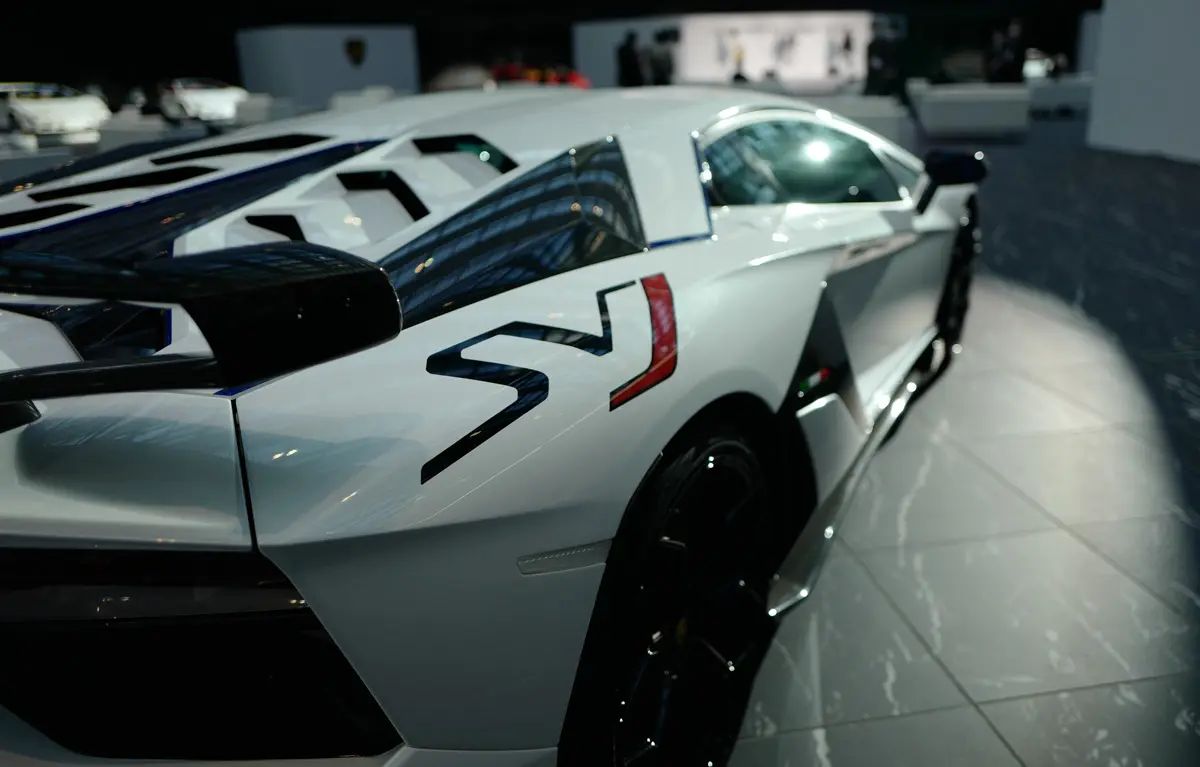 ランボルギーニ・アヴェンタドールSVJ（ホワイト）のリアフェンダー、「SVJ」ロゴ