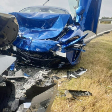 マクラーレン・アルトゥーラ「初」の事故が発生！どうやら同社の広報車がBMWと正面衝突したようだ