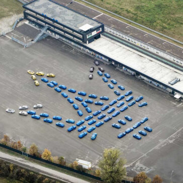 マセラティが「グレカーレ80台のプロトタイプにてトライデントエンブレムを再現した」ティーザー画像を公開！なお製造された試作車はトータルで250台