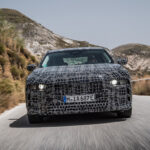 BMWが「そろそろ開発テスト終了」としてエレクトリックセダン「i7」の最新ティーザー画像を公開！スプリットヘッドライト採用は確実？