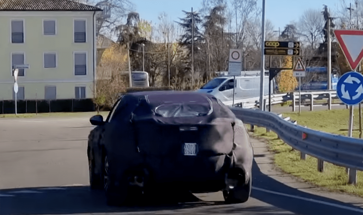 【動画】フェラーリの新型SUV「プロサングエ」が市販ボディを装着し路上を走行！フロントは「ローマ」風？