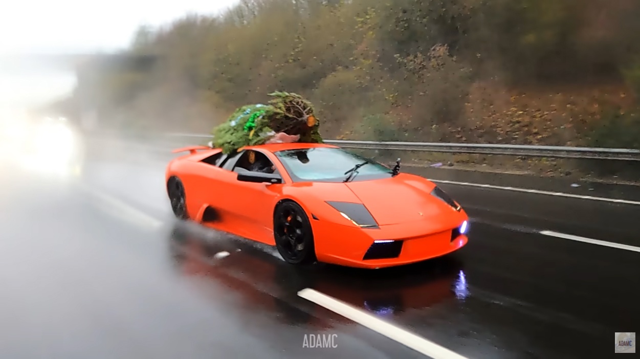 【動画】トヨタMR2をベースにしたランボルギーニ・ムルシエラゴのレプリカでクリスマスツリーを運ぶ！レプリカといえども周囲に明るい話題を提供できたようだ