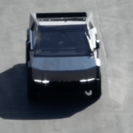 【動画】テスラ・サイバートラックの市販モデル？テスラのテスト施設内を走行する試作車が目撃され、ヘッドライトなど変更点が確認される