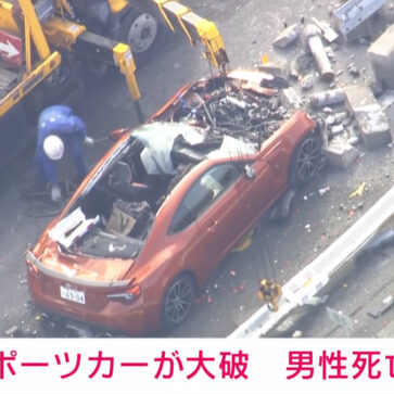 【動画】トヨタ86が神奈川県の高速道路出口でガードレールに接触した後に潜り込み、ルーフやウインドウを失い大破。残念ながらドライバーは亡くなる