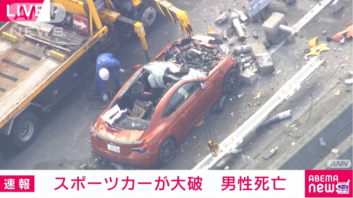 【動画】トヨタ86が神奈川県の高速道路出口でガードレールに接触した後に潜り込み、ルーフやウインドウを失い大破。残念ながらドライバーは亡くなる